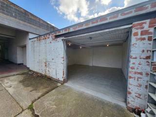 Toegang via garagepoort, polybetonnen vloer. Voorzien van elektriciteit via individuele teller.Elektriciteit, onderhoud gemeenschappelijke delen en aandeel in de onroerende voorheffing via maandelijks forfait van 42,00 euro. Gelegen in de onmiddellijke omgeving van Scheepsdalebrug. Goede bereikbaarheid vlak bij de Brugse ringPrijzen exclusief BTW.Huurwaarborg van 3 maanden huurVrij vanaf 01/05Bent u geïnteresseerd in dit bedrijfsvastgoed bestaande uit een magazijn te huur in Brugge? Aarzel dan niet om ons te contacteren!