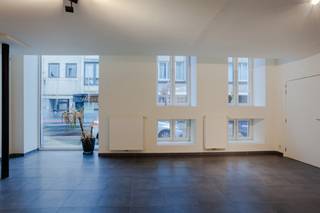 Stationsstraat 37: Moderne commerciële duplexruimte met sterke visibiliteit in centrum Wetteren
In een van de meest dynamische straten van Wetteren bevindt zich deze moderne commerciële duplexruimte, ideaal voor ondernemers of investeerders die belang hechten aan ligging, uitstraling en functionaliteit. De Stationsstraat verbindt het station met het hart van de gemeente en staat garant voor continue passage en uitstekende bereikbaarheid. Mobiscore 8,6/10
Gelijkvloers: open commerciële ruimte met royale raampartijen die zorgen voor natuurlijke lichtinval en maximale zichtbaarheid. Deze verdieping is perfect inzetbaar als publieksgerichte ruimte en beschikt over een toilet en berging.
Verdieping: aangename tweede zone die eventueel kan dienen voor ondersteunende functies. Dankzij de split-level indeling kan het commerciële luik discreet gescheiden worden van het meer private werkgedeelte. Keuken en berging zijn aanwezig.
De totale oppervlakte bedraagt 107m² en laat een brede waaier aan professionele invullingen toe binnen een commerciële context. De omgeving wordt gekenmerkt door een mix van gevestigde handelszaken, horeca en vrije beroepen. Een levendige en kwalitatieve buurt.
Zoekt u een professionele handelsruimte met uitstraling, flexibiliteit en een strategische ligging? Dan is dit pand absoluut het bekijken waard. Neem gerust contact op voor bijkomende informatie via het nummer 092678575 of +32 483 31 27 33