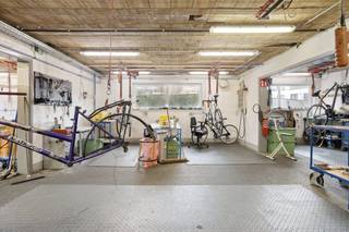 Commercieel gelegen bedrijfsgebouw van ca. 400m² met voorliggende parking langs de Westlaan te Roeselare.Bijkomende mogelijkheid tot stockage...