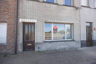 <ul>
<li>Deze woning is gelegen langs het kanaal Oostende-Gent</li>
<li>Nabij de Spuikom, het station, Het Maria-Hendrikapark en het openbaar vervoer (tram en bus).</li>
<li>Een eengezinswoning met 3 slaapkamers.</li>
<li>Indeling: Inkomhal, leefruimte, eetruimte, keuken met berging, badkamer, grote kelder, zonnige koer/tuintje, en 3 volwaardige slaapkamers </li>
<li>Via een achtergelegen steegje (fiets en/of wandelpad) is er tevens toegang naar de woning</li>
<li>Kenmerken: Zonnepanelen aanwezig, regenwaterput aanwezig en een open zicht over het kanaal</li>
</ul>