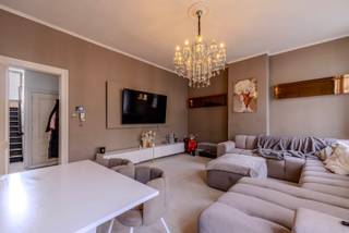 Statig herenhuis met rijke historie in het stadscentrum bestaande uit een handelspand en 2 bovengelegen appartementen. 15 Jaar geleden compleet...