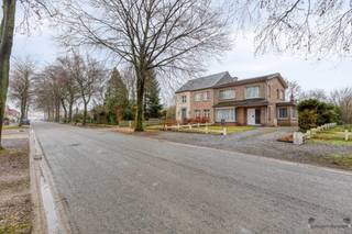 Te renoveren halfopen bebouwing met 3 slaapkamers, 2 garages en ruime tuin op topligging in TessenderloOp zoek naar een woning met karakter, ruimte...