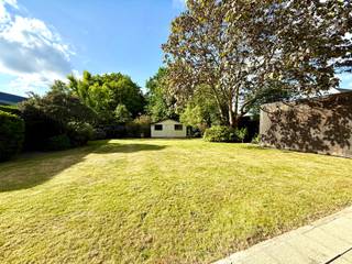 TOPgelegen degelijke VILLA met extra bouwgrond op 1137m2. Aan het Villapark gelegen degelijke te renoveren woning met alle PRIVACY. Grote tuin en extra naastliggende bouwgrond, straatbreedte 35m. INDELING: inkom en traphal, toilet, lichtrijke leefruimte, keuken met kelder, garage. Op het verdiep bevinden zich de overloop, badkamer, 3/4 slaapkamers. Grote zolder met extra potentieel. TROEVEN: TOPLOCATIE in Waregem, tuin met privacy, prachtige bomen, betonnen gewelven. Bezoek na afspraak met IMMO BEGUIN: loic@immobeguin.be