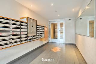 Op een gunstige locatie in Molenbeek bevindt zich dit instapklare appartement op de eerste verdieping van een verzorgd gebouw met lift. Met...