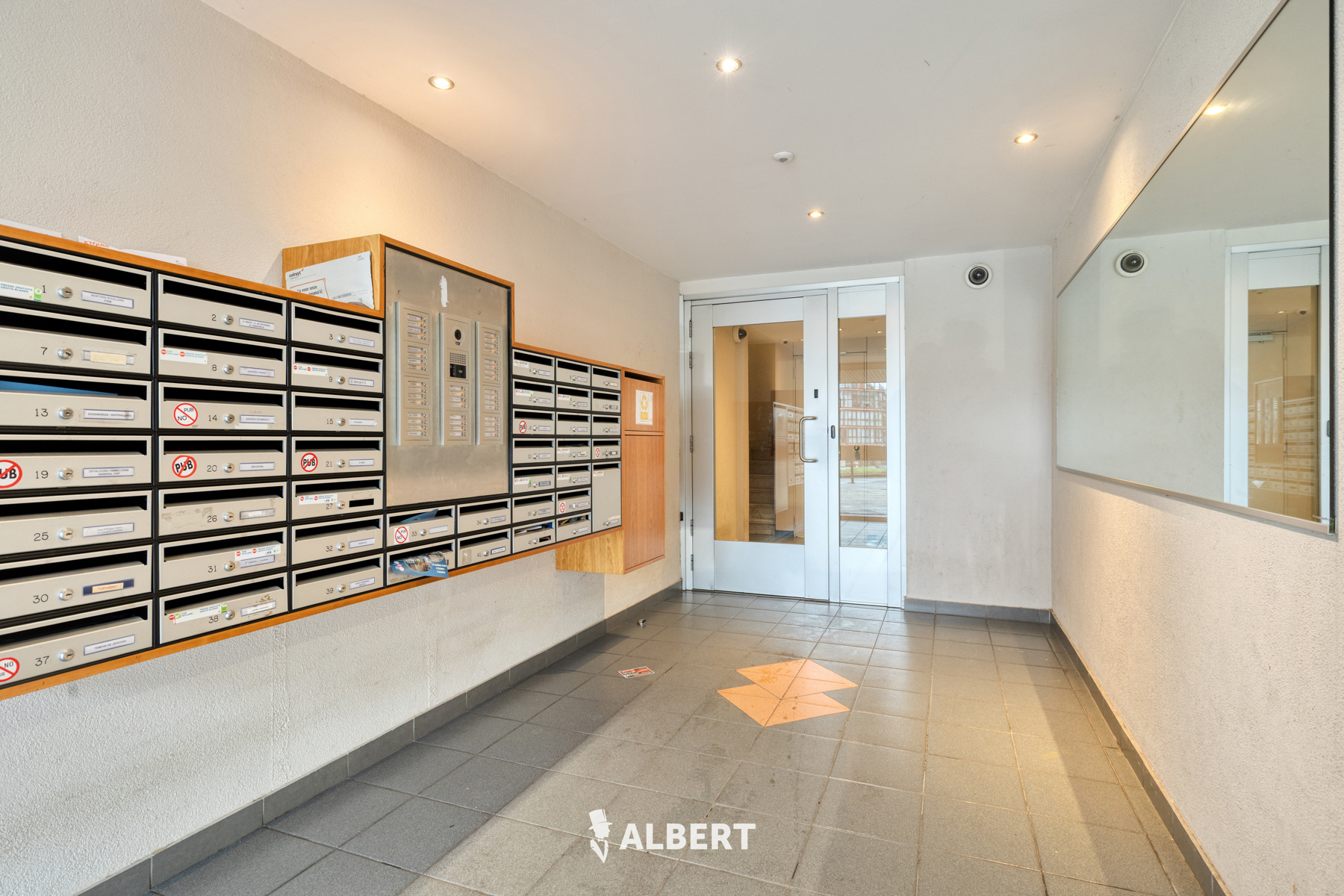 Lichtrijk 1-slaapkamerappartement met terras - foto 2