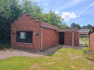 Volledig vernieuwde woning op 5a 97ca bestaande uit: inkomhal, leefruimte, open keuken, 1 ruime slaapkamer, badkamer met douche, toilet en wastafel, bergkamer, terras en mooie tuin met tuinbergingen.<br /><br />De woning is voorzien van airco (koelen en verwarmen).<br /><br />Rustig gelegen met vlotte verbinding naar Geel-centrum en de Geelse ringweg.<br /><br />Huurprijs: € 770/maand.<br /><br />Onmiddellijk beschikbaar.<br /><br />Contacteer ons kantoor voor meer info of een bezoek ter plaatse via 0472/533.946 of mail info@immo-b.be!