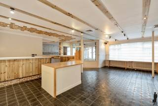 Op top locatie gelegen handelszaak/horecazaak met zéér ruim appartement aan de Stationsstraat in Essen!Het appartement is voorzien van maar liefst 4...