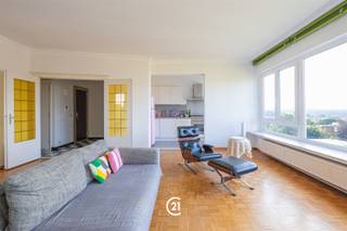 Welkom in dit prachtige 2-slaapkamer appartement gelegen in Ukkel. Met een woonoppervlak van 90 m² biedt dit modern ingerichte appartement alles wat u zoekt voor een comfortabele levensstijl.Het appartement beschikt over een groot en lumineuze leefruimte met een prachtig zicht over Brussel en de omgeving. Dit is de ideale plek om, na een lange werkdag, tot rust te komen en te genieten van de prachtige zonsondergang. De keuken is volledig uitgerust en beschikt over moderne apparatuur, waar uw culinaire creativiteit tot uiting kan komen. De twee slaapkamers zijn voorzien van grote ramen die veel natuurlijk licht binnenlaten, en bieden voldoende ruimte voor het hele gezin. Beide slaapkamers bieden eveneens toegang tot het terras. De badkamer is functioneel ingericht, voorzien van een bad, wastafel en alle noodzakelijke voorzieningen. Ideaal gelegen in Ukkel dicht bij winkels, restaurants en het openbare vervoer, past dit appartement aan elke levensstijl. Aarzel niet en maak van dit appartement uw thuis.