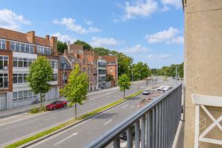 Ruim 2 slpk appartement op wandelafstand van 't Zand.  INDELING: inkom met ingemaakte vestiaire kast, brede woonkamer, ingerichte open keuken (frigo, vaatwas, kookplaat, oven en dampkap) met balkon. Nachthal met afzonderlijk toilet, douchekamer met nog te vernieuwen lavabomeubel, douche en aansluiting wasmachine. 2 slaapkamers. Zuidgericht terras aan de achterkant met opbergkast. Twee bergingen in de kelderverdieping. Gemeenschappelijke fietsenberging. Het appartement wordt volledig opnieuw geschilderd en is voorzien van nieuwe inbouwspots. CV op aardgas. <br /><br />RICHTPRIJS 225.000 EUR - Ieder bod wordt voorgelegd aan de eigenaars, die al dan niet kunnen ingaan op dit aanbod.<br /><br />Contacteer PERSPECTIEF VASTGOED – 7 op 7 bereikbaar – voor meer informatie of een bezoek.<br />Bel 050/550.750 of mail naar info@perspectiefvastgoed.be.<br /> 