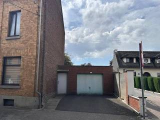 Zeer goed gelegen bouwgrond nabij Carrefour. Geschikt voor een eengezinswoning met inpandige garage, 2 bouwlagen en hellend dak. Bij het slopen van de garage is het mogelijk voor natuurlijke personen, projectontwikkelaars en investeerders herop te bouwen aan 6% BTW. Een wadi is niet langer verplicht op dit perceel wegens perceel van net minder dan 6 meter breed. Warmtepomp kan ook aan 6% BTW. Allemaal voordelen. De gesloten garagebox is nog verhuurd. Momenteel verhuurd aan € 152,30 per maand. Maandelijks opzegbaar voor verhuurder. Huurder is nog gebonden tot betaling van de huur tot 31/07/26. Eventueel wel al beschikbaar bij akte.<br /><br />