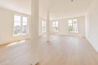 <p><strong>Instapklaar luxe-appartement onder registratierechten</strong></p><p>Ontdek het allerlaatste beschikbare appartement in MERCIER, een exclusief nieuwbouwproject aan het Kardinaal Mercierplein in Mechelen. Dit hoogwaardige appartement is volledig afgewerkt, professioneel geschilderd, voorzien van stijlvolle verlichting en onmiddellijk beschikbaar bij akte. Je hoeft enkel nog te verhuizen.</p><p>Dankzij geothermie, vloerverwarming en -koeling, ventilatiesysteem D en domotica geniet je van een uitzonderlijk wooncomfort én een laag energieverbruik.</p><p>De centrale ligging combineert de charme van een karaktervolle buurt met alle voorzieningen op wandelafstand. Winkels, horeca, het station en de Mechelse binnenstad liggen vlakbij.</p><p>Een belangrijk financieel voordeel is dat dit appartement wordt aangekocht onder het registratiestelsel en dus niet onder het btw-stelsel. Zo bespaar je aanzienlijk op de aankoopkosten ten opzichte van een klassieke nieuwbouwaankoop.</p><p>Ben je op zoek naar een zorgeloos, instapklaar appartement op een toplocatie? Plan vandaag nog je bezoek en ontdek deze unieke laatste kans in MERCIER.</p>