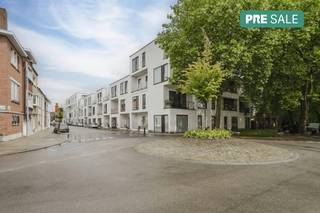INDELING: Gelijkvloers: - inkomhal met gastentoilet- lichtrijke ruime leefruimte met volledig ingerichte open keuken- praktische bergruimte - tuin...