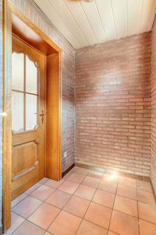 <p>Deze ruime gezinswoning geniet van een uitstekende ligging tussen het centrum van Beerse en Den Hout, op wandel- en fietsafstand van scholen, winkels en andere voorzieningen.</p>
<p>De woning werd gerenoveerd in 1986 en biedt een praktische indeling. Op het gelijkvloers kom je binnen via de inkomhal met gastentoilet. Verder vind je een aparte bureauruimte, ideaal voor thuiswerk of praktijk aan huis, een lichtrijke woonkamer, een eetplaats, een functionele keuken en een badkamer met ligbad.</p>
<p>Op de eerste verdieping bevinden zich drie ruime slaapkamers, perfect voor een gezin. Daarnaast is er nog een extra berging en een tweede badkamer met douche. Via de zoldertrap bereik je bovendien de bergzolder, handig voor extra opslagruimte.</p>
<p>Achteraan het perceel bevindt zich een grote garage die tal van mogelijkheden biedt: ideaal als hobbyruimte, werkatelier of bijkomende opslag. Wie droomt van een ruime tuin, kan, mits het verwijderen van de garage, een mooie en zonnige buitenruimte creëren.</p>