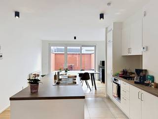 De snelste manier om een bezoek te brengen aan dit appartement? Vraag je bezoek aan via de rode knop op onze website (www.dewaele.com) en je wordt gecontacteerd door één van onze verhuurexperten.<br /><br />Lichtrijke woning met 2 slaapkamers, polyvalente ruimte en terras op een centrale ligging nabij het centrum van Roeselare.<br /><br />De woning heeft volgende indeling:<br />- Ruime inkom met vestiaire<br />- Apart toilet<br />- Garage<br />- Open keuken voorzien van vaatwas, dubbele spoelbak, frigo, diepvries, fornuis met dampkap<br />- Lichtrijke leefruimte<br />- Ruim terras<br />- Polyvalente ruimte/ bureel<br />- Apart toilet<br />- Ingemaakte kasten met aansluiting wasmachine<br />- Badkamer voorzien van lavabo en inloopdouche<br />- 2 slaapkamers<br /><br />Extra kenmerken:<br />- Volledig afgewerkte woning<br />- Ruim terras<br />- Laag energieverbruik<br />- Centraal gelegen nabij winkels, openbaar vervoer, centrum van Roeselare,...<br /><br />Ben jij geïnteresseerd in deze woning te huur in Roeselare? Aarzel dan niet ons te contacteren.