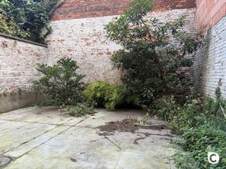<p><span>GELIJKVLOERS 1-SLAAPKAMERAPPARTEMENT MET PRIVATIEVE TUIN</span></p><p><span>Dit aangename gelijkvloersappartement met één slaapkamer en een privatieve tuin is gelegen in een verzorgd gebouw en biedt een mooie combinatie van comfort, rust en praktisch woonplezier.</span></p><p><span>De ligging is bijzonder gunstig: een buurtwinkel, openbaar vervoer en verschillende parken bevinden zich op wandelafstand. Daarnaast geniet u van een vlotte verbinding naar Antwerpen, Mechelen en Brussel.</span></p><p><span>Leefruimte &amp; keuken</span><span><br />De royale en lichtrijke leefruimte biedt een aangename en rustige woonomgeving met veel natuurlijke lichtinval. Aansluitend bevindt zich de open keuken, die volledig is uitgerust met alle nodige toestellen.</span></p><p><span>Privatieve tuin</span><span><br />Een absolute troef van dit appartement is de privatieve tuin. Deze geniet van veel privacy en vormt een aangename buitenruimte om te ontspannen of gezellig te vertoeven.</span></p><p><span>Slaapkamer &amp; badkamer</span><span><br />Het appartement beschikt over één comfortabele slaapkamer.</span></p><p><span>De volledig ingerichte badkamer is voorzien van een stijlvolle lavabo met meubel, een spiegelkast en een inloopdouche. Het toilet bevindt zich apart, wat extra comfort biedt.</span></p><p><span>Kelders</span><span><br />Er zijn maar liefst twee privatieve kelders aanwezig, ideaal voor extra bergruimte.</span></p><p><span>Algemene kosten</span><span><br />60 per maand.</span></p><p><span>Troeven</span></p><ul><li><span>Charmant gelijkvloers 1-slaapkamerappartement</span></li><li><span>Privatieve tuin met veel privacy</span></li><li><span>Lichtrijke leefruimte</span></li><li><span>Open keuken met alle toestellen</span></li><li><span>Moderne badkamer met inloopdouche</span></li><li><span>Apart toilet</span></li><li><span>Twee privatieve kelders</span></li><li><span>Gunstig EPC label B</span></li><li><span>Onmiddellijk beschikbaar</span></li></ul><p><span>Vlotte verbinding naar Antwerpen, Mechelen en Brussel</span></p>
