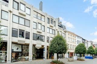 <p>Ben je op zoek naar een instapklaar handelspand met verschillende commerciële mogelijkheden op een topligging in het centrum van Aalst? Gevonden!</p>
<p>In het Krooncenter, midden in het verkeersvrije centrum van Aalst, bevindt zich dit veelzijdige handelspand van 144m². Het pand is bereikbaar via zowel de Korte Zoutstraat als de Kroonparking en grenst rechtstreeks aan een publieke parking met plaats voor 118 wagens. Ook de E40 bereik je binnen enkele minuten, waardoor het pand bijzonder vlot toegankelijk is voor klanten, medewerkers en leveranciers.</p>
<p>Het handelspand is volledig instapklaar en vereist geen renovatiewerken. Momenteel is het ingericht als schoonheidssalon, maar dankzij de ruime en flexibele indeling leent het zich eveneens uitstekend voor een praktijk, kantoor, opleidingsruimte of andere commerciële dienstverlening. Het pand beschikt over een gunstig EPC label en vier airco’s. Ook het bestaande klantenbestand van 600 personen kan kosteloos worden overgenomen. De aanwezige meubels en inrichting zijn bespreekbaar met de eigenaar.<br />Ook voor investeerders vormt dit een interessante opportuniteit dankzij de commerciële centrumligging, de uitstekende bereikbaarheid en de brede verhuurbaarheid voor uiteenlopende handels- en praktijkactiviteiten.</p>
<p>De inkom geeft toegang tot een ruime ontvangst- en wachtruimte met koffiehoek en kassazone. Verder zijn er verschillende, afzonderlijke behandelingsruimtes die ook perfect terug tot 1 ruimte kunnen worden gezet. Op de bovenverdieping beschikt het pand over een kitchenette, sanitair, een technische berging en bijkomende ruimtes.</p>