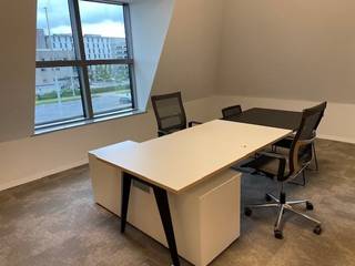 Modulair werken op een inspirerende locatie in Business-center d'Offiz te Turnhout. <br />Gelegen aan de Parklaan (Ring Turnhout) in een kantoorgebouw van 3200 m². <br /><br />Unit 156m²: privatief kantoor van 78m² + deel 50% gemeenschappelijke ruimte – dienstencontract van 40% huur en 60% diensten + BTW op basis van 2 personen.<br /><br />Nettohuur enkel is ca. 78 €/m² <br /><br />Volgens het dienstencentrum principe en ter beschikking + BTW<br />Detailprijs op aanvraag afhankelijk van 3 factoren:<br />- flexibiliteit<br />- aantal m²<br />- aantal personen<br /><br />www.doffiz.com