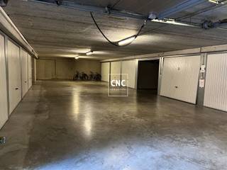 <span><p><span>Box de garage spacieux. Facilement accessible et bien situé près du centre de Knokke et pas loin de la digue. Prix de location: € 1.600,00 / an (€ 133,33 / mois).</span></p></span>
