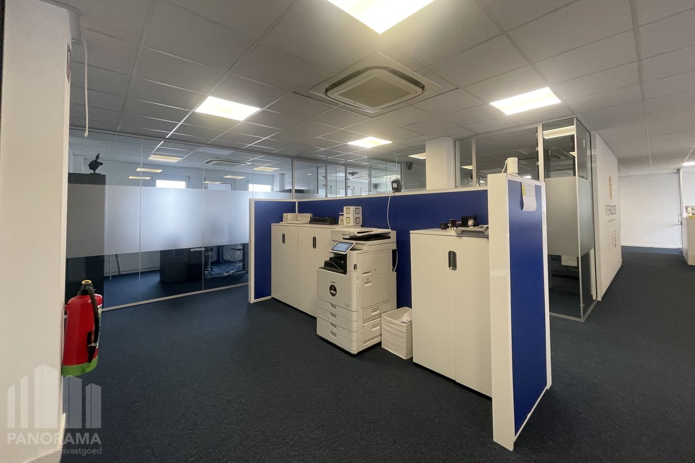 239 m² of move-in ready office space – Prime location & excellent visibility! - photo 4