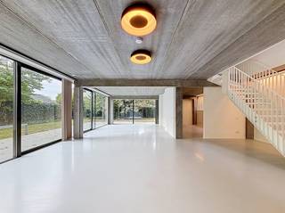 <p><span>Liefhebbers van bijzondere architectuur voelen zich hier meteen thuis. Deze karaktervolle woning in Heusden combineert imposante glaspartijen met zichtbeton en strakke, hedendaagse lijnen. De ruwe betonlook vormt een rode draad doorheen het ontwerp en geeft de woning haar uitgesproken architecturale identiteit.</span></p><p><span>Via de inkomhal, voorzien van een apart gastentoilet, kom je terecht in de lichtrijke leefruimte die het hart van de woning vormt. De grote glaspartijen zorgen voor een overvloed aan natuurlijk licht en een aangename connectie met de tuin. Aansluitend bevindt zich de open, recent gerenoveerde keuken, uitgerust met een oven, microgolfoven, vaatwasser, koelkast met diepvriesvak, vitrokeramische kookplaat en dampkap.</span></p><p><span>Een afzonderlijke bureauruimte op het gelijkvloers biedt een comfortabele plek om thuis te werken. Verder is er beneden een praktische aparte wasplaats.</span></p><p><span>Op de eerste verdieping bevinden zich vier slaapkamers van respectievelijk 24 m², 12 m² (x2) en 13 m² en twee recent vernieuwde badkamers, wat de woning bijzonder geschikt maakt voor wie op zoek is naar voldoende ruimte en comfort.</span></p><p><span>De aangename tuin vormt een fijne plek om tot rust te komen, terwijl de privatieve oprijlaan en parkeergelegenheid zorgen voor het nodige praktische comfort.</span></p><p><span>Dankzij de ligging in Heusden en de nabijheid van de R4 geniet de woning bovendien van een vlotte verbinding richting Gent en de omliggende regio.</span></p><p><span>Maandelijkse huurlast: 50 voor de brandverzekering.</span></p><p><span>Een eigenzinnige architecturale woning waar beton, glas en licht samenkomen in een verrassend en eigentijds geheel.</span></p><p><span>Wenst u een bezoek aan deze woning? Contacteer ons via 09/225.00.78 of info@defooz.com.</span></p>