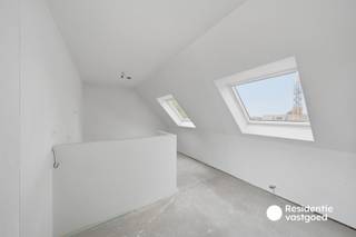 Het appartement is gelegen op de derde verdieping in Residentie Soetkin met een zongericht terras! Dit appartement heeft een bewoonbare oppervlakte van zo'n 121 m² en is ingedeeld met een lichtrijke leefruimte met open keuken keuken. Er zijn 2 ruime slaapkamers, badkamer, apart toilet en berging aanwezig. Nog een extra troef is de zolder van 49 m² die zorgt voor extra veel stockageruimte in dit appartement.<br /><br />Dit appartement staat momenteel in afwerkingsfase maar er kunnen nog bepaalde keuzes gemaakt worden zoals de keuken, vloeren, badkamer,....<br /><br />Mogelijkheid tot aankoop garage/parkeerplaats en gemeenschappelijke fietsenberging voorzien!<br />Benieuwd naar meer? Bel ons om uw bezoek ter plaatse vast te leggen!
