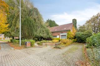 Deze charmante, te renoveren woning met maar liefst vijf slaapkamers is gunstig gelegen op een zonnig perceel van 12 are. De ligging is uitstekend:...