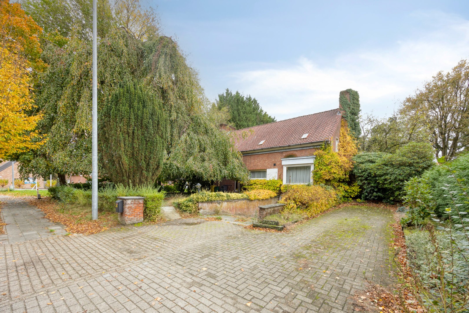Ruime karaktervolle woning met 5 slaapkamers op een zonnig perceel van 12 are ! - foto 1