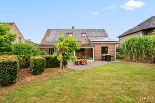 In een rustige, doodlopende straat aan Den Blok 6 in Herent bevindt zich deze verzorgde en instapklare open bebouwing uit 1984, gelegen op een mooi zuidelijk georiënteerd perceel van 7a26ca. De woning geniet van een aangename ligging met veel rust en privacy, terwijl je toch vlot verbinding maakt met Herent, Leuven en de belangrijkste invalswegen. Ook het station van Herent en de nodige voorzieningen bevinden zich op korte afstand.<br /><br />Met een bewoonbare oppervlakte van 193 m² biedt deze woning volop ruimte en comfort. Je beschikt er over drie slaapkamers + bureau, een inpandige garage en een mooie tuin waarin je heerlijk van de zon kunt genieten. Het ruime tuinhuis zorgt bovendien voor heel wat extra bergruimte. De woning is asbestveilig en werd doorheen de jaren goed onderhouden. Dankzij de zonnepanelen en de actieve groene stroomcertificaten is er bovendien een bijzonder interessant energieverhaal: ondanks het huidige EPC-label D, dat mede wordt beïnvloed door de elektrische verwarming en deels aanwezige airconditioning, is het effectieve verbruik bijzonder laag en ontvang je momenteel zelfs nog een maandelijkse opbrengst uit de groene stroomcertificaten.<br /><br />Een verzorgde, ruime en instapklare woning met zonnepanelen, een zonnige tuin en een rustige ligging, ideaal voor wie comfortabel wil wonen in de groene omgeving van Herent.<br /><br />Voor meer informatie bel Marijke op 0489/01.14.96 of mail naar marijke@polares.eu