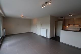 <p><strong><span>EEN APPARTEMENT OP EERSTE VERDIEPING - MET TERRAS, KELDERBERGING EN GARAGE<br /><br /></span></strong><strong><span>INDELING<br /></span></strong><span>Inkomhal, toiletruimte met handwastafeltje, woonkamer, open keuken met aanbouwkeuken met spoeltafel met 2 bakken, keramische kookplaat, afzuigkap, koelkast en elektrische oven, bergplaats-wasplaats met diepvriezer, brander van de centrale verwarming en van de warmwaterbereiding en plaats voor wasmachine en droogkast, 2 slaapkamers, badkamer met douchecel en badkamermeubel met 1wastafel.<br /><br /></span><strong><span>KELDERVERDIEPING<br /></span></strong><span>Kelderberging (linker kelderberging vanuit de straat gezien).<br /><br /></span><strong><span>BUITEN<br /></span></strong><span>Ruim terras (15 m²)<br /></span><span>Garage, zijnde de 2de garage van de rechter rij garages, vanuit de straat gezien.<br /><br /></span><strong><span>Geen gemeenschappelijke huurlasten.<br /></span><span>Overal rolluiken (elektrisch - manueel).</span></strong></p>
