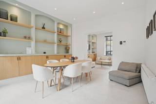 Subliem gerenoveerde herenwoning met 6 slaapkamers inclusief garage in Nieuwpoort-Stad op 135 m².<br />Bent u op zoek naar een uitzonderlijk ruime gezinswoning, een stijlvol tweede verblijf of een renderende vakantiewoning aan zee? Deze statige herenwoning (bouwjaar 1930) in het historische Nieuwpoort-Stad werd in 2023 totaal en hoogwaardig gerenoveerd. Met 6 slaapkamers, 3 badkamers, een inpandige garage en een gunstig EPC B-label is dit een unieke kans!<br />Totaalrenovatie (2023): Modern, instapklaar comfort met behoud van karakter.<br />Toplocatie: In het centrum van Nieuwpoort-Stad, op wandelafstand van de jachthaven en winkels.<br />Op het gelijkvloers vinden we de karaktervolle inkomhal met vestiaire, royale leefruimte met schuifraam naar het terras. Moderne keuken voorzien van hoogwaardige toestellen (SMEG-inductiefornuis, Samsung microgolf). Praktische wasplaats met ingemaakte kasten, hangtoilet, een droge kelder en garage (toegang via Astridlaan).<br />Op het 1ste verdieping: 4 slaapkamers en 2 moderne badkamers met inloopdouche, lavabo en toilet.<br />Op het 2de verdieping & Zolder: 2 ruime slaapkamers met ingemaakte kasten, een 3de grote badkamer met inloopdouche en toilet, en een extra bergzolder.<br />Energiezuinig: EPC B-label (131 kWh/m²), HR-glas (PVC) en CV op aardgas (Bosch).<br />Kortom: Een instapklare droomwoning aan de Belgische kust met een zee aan ruimte. Ideaal voor grote gezinnen of als investering (vakantieverhuur).<br />(Ref. NI24047)