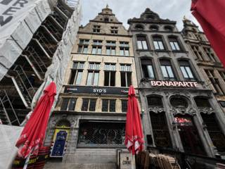 Kantoorruimte te huur op een van de meest prestigieuze locaties van Antwerpen. Dit karaktervolle kantoor van 142 m² bevindt zich op de eerste verdieping van een historisch pand, pal op de Grote Markt.De ruimte bestaat uit twee ruime kamers, een ingerichte keuken, een afzonderlijk toilet en een badkamer. De verbindende doorloop is voorzien van praktische ingemaakte kasten, die heel wat opbergruimte bieden.Vanuit het kantoor geniet u van een uitzonderlijk uitzicht op de Onze-Lieve-Vrouwekathedraal en het indrukwekkende stadhuis. De centrale ligging, naast het iconische Bonaparte, plaatst uw onderneming midden in het historische en bruisende hart van de stad.Openbaar vervoer, winkels en tal van horecazaken bevinden zich op wandelafstand. Een unieke werkplek voor een onderneming die op zoek is naar een centrale locatie met uitstraling, karakter en een onvergetelijk uitzicht.Huidig EPC: 650 kWh/m²/jaar, geldig tot 2028. Na de recente renovatie werd een nieuw EPC aangevraagd
