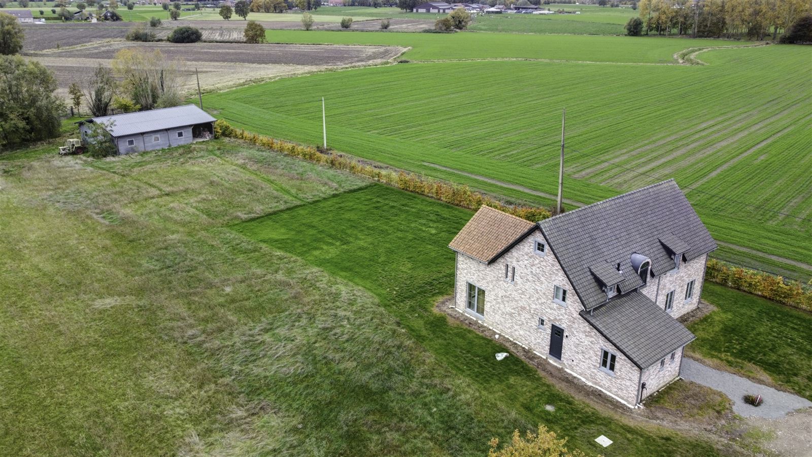 Knappe open bebouwing met paardenstallen op unieke locatie - foto 2