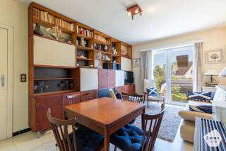 Dit <strong>gezellige</strong> 1-slaapkamer appartement bevindt zich in de residentie 'Sunny Park' te Nieuwpoort-Bad.<br />Dankzij haar uitstekende ligging is nagenoeg bijna alles <strong>op wandelafstand</strong> bereikbaar.<br /><br />De indeling is als volgt:
<ul>
	<li>Inkomhal met plaatse voor vestiaire;</li>
	<li>Gezellige, <strong>lichtrijke</strong> leefruimte</li>
	<li>Volledig ingerichte keuken;</li>
	<li>Grote slaapkamer met ruimte voor dubbel bed én kleerkast;</li>
	<li><strong>Volledig gerenoveerde badkamer</strong> met wastafel en <strong>inloopdouche</strong>;</li>
	<li>Apart (hang)toilet;</li>
</ul>
Extra troeven

<ul>
	<li>Kleinschalige residentie</li>
	<li><strong>Zéér gunstig EPC</strong>;</li>
	<li>Gemeenschappelijke fietsenberging aanwezig;</li>
</ul>
Wenst u dit charmante aanbod persoonlijk te bezoeken? Contacteer ons op het nummer 058 24 00 15 of via nieuwpoort@caenen.be.