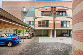 <p><span>O</span><span>ntdek dit aangename duplexappartement in het centrum van Vilvoorde, op een bijzonder praktische locatie vlak bij de Markt. Winkels, horeca, scholen, openbaar vervoer en alle dagelijkse voorzieningen bevinden zich op wandelafstand. Ondanks de centrale ligging is de duplex rustig gelegen achteraan het complex. Het appartement, gebouwd in 1999, kan een opfrissing gebruiken en biedt daardoor de mogelijkheid om het volledig naar eigen smaak te moderniseren. Het beschikt over een eigen inkom en deelt het achterliggende gedeelte slechts met één andere buur. Via de trap bereikt u de inkomhal, die toegang biedt tot een apart gastentoilet en de ruime leefruimte. De woonkamer vormt één geheel met de open keuken en biedt voldoende plaats voor een comfortabele zithoek en eetplaats. Op deze verdieping bevindt zich eveneens een handige wasberging. De trap in de leefruimte leidt naar de bovenverdieping. Daar bevinden zich twee slaapkamers en de badkamer. Dankzij de praktische indeling is dit appartement bijzonder geschikt voor starters, een klein gezin of wie graag centraal woont.</span></p><p><span>Een privatieve staanplaats is inbegrepen in de verkoopprijs, wat in deze centrale omgeving een belangrijke troef is. Daarnaast beschikt het appartement over een praktische bergkelder voor extra opslagruimte. Een interessante opportuniteit voor wie centraal en rustig wil wonen, maar ook voor investeerders die op zoek zijn naar een eigendom met renovatie- en rendementspotentieel.</span></p>