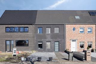 Disposition comme suit :- Hall d'entrée spacieux avec toilettes invités sur sol carrelé.- Espace de vie ouvert divisé en une salle à manger...