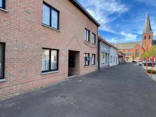 Dit gelijkvloers appartement is gelegen in het centrum van Sint-Jozef Rijkevorsel. U betreedt het appartement via de inkomhal die toegang geeft tot...