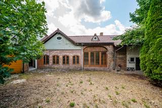 In Marilles, in een rustige en groene omgeving, biedt dit te renoveren huis (schuur) een uitstekend potentieel om een levensproject op maat te realiseren.
Gebouwd op een perceel van 501 m2 op het westen, ontwikkelt het een woonoppervlakte van 264 m2 verdeeld over 13 kamers, waaronder drie grote slaapkamers, een badkamer, verschillende bijgebouwen en twee cabrioletatics van in totaal bijna 80 m 2.
De begane grond bestaat uit een grote woonkamer, een keuken, een garage voor twee auto's, een wasruimte, een stookruimte, een kelder en een ruim bijgebouw, ideaal voor een werkplaats of een recreatiegebied.
Het huis heeft een gezonde structuur, houten en PVC dubbele beglazing kozijnen, betegeld dak in goede staat en centrale olieverwarming.
Het ligt op slechts 500 meter van een bushalte en op 6 km van een snelweg, in een rustige omgeving en toch gemakkelijk bereikbaar.
Perfect voor een renovatieliefhebber of een investeerder die op zoek is naar een project met een hoog potentieel, het pand wordt verkocht met een oud architectenproject dat op aanvraag beschikbaar is en een duidelijke visie biedt op mogelijke transformaties.
👉 Een geweldige kans om een unieke leefruimte te creëren, naar jouw beeld.
EPB G - 735 kWh / m 2, jaar - 155 352 kWh / jaar - Verslag nr. 20250525014375.
Wilt u bezoeken, neem dan contact met ons op: 0497 / 40.99.81 e-mail: alexis.bernar@weinvest.be
**** Om andere exclusieve mogelijkheden te ontvangen, nodigen wij u uit om rechtstreeks contact met ons op te nemen. We zijn beschikbaar om u te helpen bij uw aankoop- of investeringszoekopdracht en bij uw verkoopproject. Neem voor elk verzoek om een GRATIS en NIET-BINDENDE evaluatie contact op met uw expert op 0497 / 40.99.81. ****