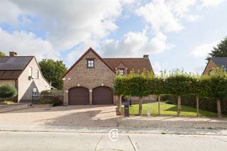 U zoekt een instapklare villa in perfecte staat van onderhoud ?Dan is dit pand wel een bezoek waard.Zeer degelijke en stevige constructie van 1993 met een bewoonbare oppervlakte van 220m² op een grond van 9 are.Aan de voorkant bevinden zich 3 staanplaatsen op de oprit en de dubbele garage.Via de inkomdeur komt u terecht in de inkomhal met vestiaire en toilet. Er is oook nog een bureel, de leefruimte met dubbele open haard, de eetplaats en de ruime leefkeuken met zeer praktisch bijkeuken.Via de living (en de keuken) kunt u terecht op het terras en de mooie onderhoudsvriendelijke tuin met een grote tuinhuis (in steen).Op de eerste verdieping vindt u 3 slaapkamers (waaronder 1 met dressing), een toilet en een badkamer.U merkt het, een investering zonder kosten.