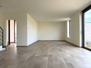 YES! Voor dit pand kan je zélf een afspraak inboeken! Ga naar de advertentie op onze website www.justwonen.be en plan meteen je afspraak in.<br /><br />Het leukste aan deze woning? Dat ‘ie spiksplinternieuw is? Zeker! Dat ‘ie heel strak en clean werd afgewerkt? Absoluut! Dat ‘ie megagrote ramen heeft? Zonder twijfel. Dat ie extreem energiezuinig is? Halleluja!<br /><br />Maar het àllerleukste is de locatie: een nieuwe, doodlopende straat met prachtig zicht op ’t groen. Da’s nog eens thuiskomen, toch?<br /><br />Indeling:<br />De toon wordt meteen gezet bij de inkomhal: héérlijk veel glas en lekker overzichtelijk. Links vinden we een (gasten)toilet, en rechts lopen we de leefruimtes in. <br /><br />De woonkamer zit aan de achterkant, met z’n grote ramen gericht naar je tuin. Zonder meubels valt het misschien niet helemaal op, maar wat een ruimte! En dat wordt nog ‘ns extra in de verf gezet doordat er bijna nergens deuren aanwezig zijn. Een fijne, open flow. <br /><br />Ook de keuken past in ’t plaatje: clean, onderhoudsvriendelijk en neutraal. Alle snufjes zijn aanwezig, dus je kan zo aan de slag. En heb je gespot dat je van hieruit een fantastisch uitzicht hebt over de (soms niet zo) stille Kempen? <br /><br />Om de hoek vind je nog een grote bergplaats met aansluitingen voor wassen en drogen. <br />Boven zijn er 3 slaapkamers, waarvan de grootste ook weer uitkijkt op de groene omgeving. <br /><br />Verder is er nog een ruime badkamer, en da’s er eentje uit de boekskes: superhippe materialen, een ruime inloopdouche, dubbele wastafel en lekker licht. <br /><br />De tuin is nog een project, maar hier wordt aan gewerkt. Er komt een gezellig terras, en de rest wordt voorlopig van gras voorzien. Strak en kindvriendelijk. Het mag nog iets gezelliger, zeg je? No problemo, je mag hier nog helemaal je eigen ding mee doen (in overleg met de eigenaar). <br /><br />Liever fan van een tussenwoning? No problemo, ook die hebben we in de aanbieding. De woning rechts ernaast is namelijk ook nog beschikbaar. Graag beide woningen bezoeken? Het is dan voldoende om je voor een kijkmoment van 1(!) woning in te schrijven, en dan gooien we graag de deuren van beide huizen voor je open. Tot dan!
