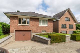 Een zeer degelijk gebouwde villa met ruime tuin gelegen in een rustige straat te Beersel, Lot, vlakbij scholen en openbaar vervoer.Op het...