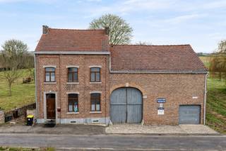 Gelegen op de taalgrens tussen Landen en Lincent bevindt deze oude hoeve zich aan het einde van een doodlopende straat, in een idyllische omgeving...