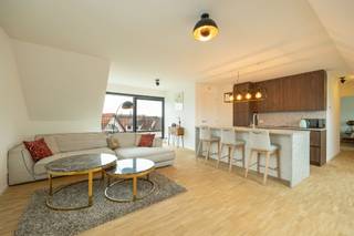 <p><span>Deze </span><span>luxe penthouse</span><span> met </span><span>3 slaapkamers</span><span> en een</span><span> prachtig ruim terras</span><span> staat te huur in de Tulpenlaan! </span><span>Centraal en rustig gelegen</span><span> met vlotte bereikbaarheid naar winkels, openbaar vervoer en belangrijke in- en uitvalswegen.</span></p><p><span> </span></p><p><span>Het appartement is gelegen op de </span><span>2de verdieping</span><span> van een </span><span>kleinschalig gebouw</span><span>, dat onlangs volledig werd </span><span>gerenoveerd met een bruikbare vloeroppervlakte 119m²</span><span>, en is bereikbaar met de </span><span>trap (geen lift). </span><span>Bij het betreden van de inkomhal lopen we door naar de </span><span>lichtrijke living</span><span> met een </span><span>open keuken</span><span> dewelke </span><span>volledig geïnstalleerd </span><span>is. Hiernaast is een praktische berging aanwezig voorzien van een aansluiting voor een wasmachine.</span><span> </span><span>Het appartement heeft een </span><span>zeer ruim en gezellig terras (46m²) </span><span>waar je kan genieten van een </span><span>open en groene uitkijk</span><span> en waarbij je in alle </span><span>rus</span><span>t kan </span><span>ontspannen. </span></p><p><span>Er zijn </span><span>3 slaapkamers</span><span> aanwezig en een </span><span>badkamer</span><span> met een inloopdouche en dubbele lavabomeubel.</span></p><p><span> </span></p><p><span>Tenslotte beschikt het appartement over een </span><span>kelderberging</span><span> en </span><span>2 autostaanplaatsen</span><span> voor het gebouw verplicht bij te huren voor €200/maand</span></p><p><span>Indeling</span></p><p><span> </span></p><p><span>- Inkomhal</span></p><p><span>- Lichtrijke living</span></p><p><span>- Volledig geïnstalleerde open keuken </span></p><p><span>- Berging</span></p><p><span>- Terras (46m²)</span></p><p><span>- Slaapkamer 1</span></p><p><span>- Slaapkamer 2</span></p><p><span>- Slaapkamer 3</span></p><p><span>- Badkamer met een inloopdouche en dubbele lavabomeubel</span></p><p><span>- Apart toilet</span></p><p><span>- Kelder</span></p><p><span>- 2 autostaanplaatsen voor het gebouw</span></p><p><span> </span></p><p><span>Bijzonderheden</span></p><p><span> </span></p><p><span>- Beschikbaar vanaf 1/02/2026</span></p><p><span>- Individuele meters voor gas, water en elektriciteit</span></p><p><span>- Verwarming op gas en elektriciteit (vloerverwarming)</span></p><p><span>- Zonnepanelen aanwezig</span></p><p><span>- Forfait gemeenschappelijke kosten €15/maand</span></p><p><span> </span></p><p><span>Ben jij geïnteresseerd in deze penthouse te huur in Ranst, ben je op zoek naar ander vastgoed of wens je de waarde van jouw eigendom te kennen? Dan ben je bij BOLT immo aan het juiste adres! Wij helpen jou graag verder.</span></p>