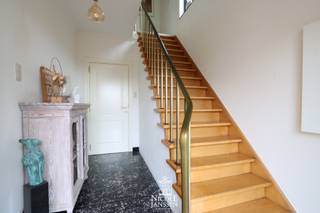 Deze ruime gezinswoning ligt op een prachtig perceel van 30a 40ca en biedt vier ruime slaapkamers, twee badkamers, bureel/hobby en gezellige leefruimtes. Achteraan op het perceel bevindt zich een loods van +/-217m², ideaal voor zelfstandigen, hobbyisten of een kleine onderneming. Een goede combinatie van comfortabel wonen en praktisch werken op één locatie.<br /><br />Dit ruime huis ligt op de Breeërsteenweg, op een vlot bereikbare locatie ten opzichte van de dorpskern met zijn winkels, scholen en dagelijkse voorzieningen. U geniet van een fantastisch vrij uitzicht aan de achterzijde en zijkant en van een goede verbinding richting Maaseik, Bree en de Nederlandse grens. <br /><br />=> Gelijkvloers met luchtige leefruimtes<br />- Frisse inkomhal met trap naar de verdieping<br />- L-vormige ruime woonkamer met houten plankenvloer<br />- Veel natuurlijk lichtinval door de grote raampartijen<br />- Leuk leeshoekje/bureelhoek aan de voorzijde<br />- Keuken is praktisch ingedeeld en voorzien van voldoende kastruimte<br />- Achterbouw met apart ruim toilet, berging en grote wasplaats met douche<br />- Bureel, slaapkamer of hobbyruimte, met eigen toegang naar buiten, ideaal ook voor kantoor aan huis<br />- Betegelde badkamer op het gelijkvloers met ligbad, toilet en enkele lavabo in badkamermeubel<br /><br />=> Verdieping met slaapkamers en tweede badkamer<br /> - Overloop met toegang tot de verschillende kamers en de zolder (via vlizotrap)<br />- Heel ruime ouderlijke slaapkamer met vaste kastenwand en zithoek<br />- Verder zijn er nog drie ruime slaapkamers op deze verdieping<br />- Alle slaapkamers zijn voorzien van laminaatvloer<br />- Tweede badkamer met ligbad, toilet en enkele lavabo <br /><br />=> Loods<br />- Ruime loods van +/-217m², ideaal voor kleine zelfstandige, hobbyist of als opslagruimte<br />- De loods is vlot toegankelijk voor laden en lossen via de sectionale poort en is voorzien van een toilet en wateraansluiting<br /><br />=> Tuin<br />- Gezellig betegeld terras aan de achterzijde van de woning met zonneluifel<br />- Met mooi vrij uitzicht over de achterliggende en naastliggende weides<br />- Volledig omheind perceel van 30a 40ca met extra beklinkerd terras aan de achterzijde van de loods<br />- Voldoende parkeergelegenheid op eigen terrein <br /><br />=> Indeling<br />- Gelijkvloers: inkomhal, L-vormige woonkamer, keuken, achterbouw met ruim toilet, berging, grote wasplaats met douche, bureel/hobby/slaapkamer met eigen toegang, badkamer<br />- Verdieping: Overloop/nachtgang, ouderlijke slaapkamer, drie ruime slaapkamers, badkamer<br />- Zolder (te bereiken via vlizotrap): opbergruimtes<br />- Kelder: voorraadruimte / CV-ruimte<br />- Loods van +/-217m²