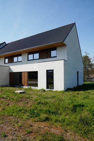 Ontdek deze nieuw opgebouwde woning aan de Joseph Hanoullestraat in Roeselare, in een doodlopend straatje van een zeer rustige en kindvriendelijke woonbuurt. Deze laatste beschikbare woning op lot 4 heeft een grondoppervlakte van 419 m<sup>2</sup>. Er werd ondertussen een eigen oprit aangelegd aan de woning en er is de mogelijkheid om een carport aan te bouwen.<br /><br />Op het gelijkvloers is er één open en lichtrijke leefruimte met een open keuken, eethoek en zithoek. Vanuit de keuken is er handig toegang tot een berging. In de inkom is er een gastentoilet. Op de verdieping zijn er 2 ruime slaapkamers, een apart toilet en een badkamer met bad, een wastafel met dubbele lavabo en een inloopdouche. Er is een vaste trap naar een ruime zolderruimte met een aparte technische ruimte.<br /><br />Deze all-in prijs excl. kosten omvat zowel de grond als een volledig afgewerkte, instapklare woning. Alle afwerkingen en voorzieningen zijn inbegrepen: een budget voor keuken en badkamer inclusief sanitair, warmtepomp, zonnepanelen, vloerverwarming, keuringen, terras, oprit en afsluiting. Enkel de wettelijke kosten zijn hierin nog niet opgenomen.<br /><br />Contacteer ons voor een bezoek ter plaatse of vraag vrijblijvend informatie via onze bouwadviseur Sam Borrey: <strong>sam@dumobil.be</strong> | <strong>0483 210 133</strong> | Bezoek de <strong><u>website</u></strong>: <strong>www.dumobil.be/nl/woonprojecten/projecten/roeselare-joseph-hanoullestraat</strong>.