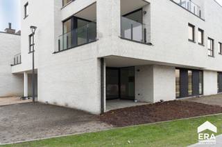 <p><strong>Prachtig ruim appartement met 3 slaapkamers en terras.<br />Residentie De Admiraliteit:</strong> Wonen in midden <strong><em>in het centrum, groen en rustig gelegen</em></strong> in een binnengebied aan een <strong><em>verkeersvrij</em></strong> park.</p>
<p>In het kerngebied van Lommel, tussen de Hees, Hezerpad, Nachtegaalstraat en Vreyshorring realiseert Aristas een prachtig woonproject &quot;Residentie De Admiraliteit&quot;.</p>
<p>Dit eigentijds woningbouwproject bestaat uit <strong><em>24 appartementen</em></strong>, steeds met ruime terrassen of tuinen en voorzien van ondergrondse parkeerplaatsen en bergingen.</p>
<ul><li>Prachtige locatie: rustig, in het groen én in het centrum</li><li>Eigentijdse architectuur</li><li>Zonnepanelen &amp; warmtepomp</li><li>BEN-woningen &amp; appartementen</li><li>E-peil kleiner of gelijk aan 30</li><li>3 slaapkamers</li><li>Terras</li></ul>
<p>De residentie is voorzien van:</p>
<p>· Gemeenschappelijke ontspanningsruimte van 60m²</p>
<p>· Ondergrondse parkings</p>
<p>· Ondergrondse fietsenstalling<br /> </p>
<p>Aankoop onder BTW-stelsel &amp; Wet Breyne: 12% op de grondwaarde &amp; 21% op het constructie-aandeel.<br /><br />Graag meer informatie over dit prachtig project?</p>
<p>Maak een afspraak via 011 550 440 of info@eratournier.be</p>