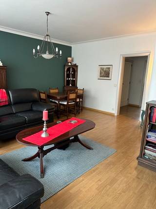 Op het gelijkvloers geeft de voortuin directe toegang tot de garage waar eventueel twee wagens in kunnen. Hierachter is een kamer en aangrenzend enkele bergingen. <br />De ruime tuin bestaat uit gras en afboording door heesters. De rest van het woonhuis is in feite opgesplitst in twee appartementen als tweewoonst. Ideaal dus voor een kangaroewoning of ouders waarvan één van de kinderen dichtbij willen blijven wonen. Je kan de woning natuurlijk volledig omvormen tot één woonhuis, maar evengoed kan je de huidige indeling behouden.<br />Deze indeling is als volgt : op de eerste verdieping : woonkamer aan de voorzijde, hall, douche en toilet, en een keuken en slaapkamer achteraan. <br />Op de tweede verdieping : zelfde indeling : woonkamer aan de voorzijde, hall, douche en toilet, en een keuken en slaapkamer achteraan. <br />Op de derde verdieping heb je nog drie slaapkamers onder het dak. <br />De volledige woning is goed onderhouden maar de tijd heeft er een beetje stilgestaan. Ze heeft nood aan een totale make-over : keuken, badkamer, elektriciteit dient te worden gemoderniseerd. <br />De absolute pluspunten zijn : de ligging, ( vlakbij de KERN en De BIST ) , het bewoonbare volume en de grote tuin. Het gebouw zelf is ook zeer degelijk en ligt in een toffe straat. Je bent ook direct weg naar de autostrade of naar de Stad Antwerpen. Winkels en ontspanning en restaurants in de buurt.