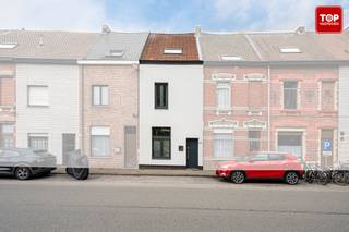 Deze energiezuinige gezellige rijwoning met 3 slaapkamers en mooie tuin is strategisch zeer goed gelegen!<br /><br />We bevinden ons in de stadsrand van Gent. Zowel het centrum van Gent als Wondelgem liggen op fietsafstand. We vinden er tal van drank - en eet gelegenheden, supermarkten en winkels terug. <br />Met het openbaar vervoer ben je op minder dan 15 min in de bruisende stad. Ook het treinstation van Wondelgem ligt vlakbij. Op deze locatie is een auto absoluut niet noodzakelijk.<br />Doch ben je op minder dan 5 min op de R4, welke zorgt voor een vlotte verbinding naar de E17 en de E40<br /><br />De woning zelf werd volledig gerenoveerd in 2022.<br /><br />Via de inkomhal komen we terecht in de ruime lichtrijke leefruimte met open, moderne keuken. Eveneens op het gelijkvloers vinden we en een bergruimte met aansluiting voor de wasmachine en droogkast alsook het gasten toilet. <br />Tevens hebben we via het schuifraam directe toegang tot het gezellige terras en de tuin. Ideaal om in de zomermaanden lekker lang te genieten met vrienden en familie van een heerlijke bbq!<br /><br />Op de eerste verdieping bevindt zich de eerste ruime slaapkamer alsook de prachtige badkamer. Voorzien van dubbele lavabo, douche, ligbad en extra toilet. Hierin is het werkelijk een plezier om je in klaar te maken. <br />Op de tweede verdieping vinden we de andere 2 slaapkamers terug. <br /><br />Extra troeven : <br />- Door de renovatie heeft de woning een zeer gunstige energiescore. EPC B (113)<br />- Boven wordt de verwarming geregeld via de warmtepomp en is er airco aanwezig <br />- Door de extra isolatie zijn de maandelijks kosten absoluut minimaal<br />- De hoge plafonds geven een zeer vrij en comfortabel gevoel<br />- De woning is perfect onderhouden en instapklaar<br /><br />Deze opportuniteit is ideaal voor wie in de rand van Gent wil wonen en alles dichtbij wil hebben. De indeling en de ruimtes bieden dit huis alles om er een echte thuis van te maken<br /><br />Beschikbaar vanaf 1/04/2027. De akte zou verleden worden eind september 2026. Via het verlengd genot wordt er een maandelijkse huurcompensatie voorzien aan de nieuwe eigenaars vanaf het verleiden van de akte. <br /><br />Interesse in deze TOPPER? Contacteer dan snel Topvastgoed voor een bezoek op het nummer 0475 700 700
