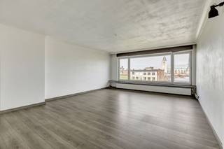 <p>Op de zevende verdieping van een verzorgd appartementsgebouw aan de Schuttersvest in Mechelen bevindt zich dit ruime en instapklare appartement met twee slaapkamers, een aangenaam terras en een prachtig uitzicht over de omgeving.</p><p>Dankzij de hoge ligging en de grote raampartijen geniet het appartement van bijzonder veel natuurlijk licht en een mooi open zicht. </p><p> </p><p>De ruime leefruimte vormt het hart van het appartement en biedt voldoende plaats voor een gezellige zit- en eethoek. Aansluitend bevindt zich de volledig uitgeruste keuken, waardoor beide ruimtes mooi met elkaar in verbinding staan.</p><p>Via de ruime inkomhal bereikt u de verschillende vertrekken van het appartement. Er zijn twee volwaardige slaapkamers, waarbij de hoofdslaapkamer rechtstreeks toegang biedt tot het terras. Een heerlijke plek om in alle rust van het uitzicht en de buitenlucht te genieten.</p><p>De verzorgde badkamer is uitgerust met een ruime inloopdouche en lavabo. Daarnaast beschikt het appartement over twee toiletten, wat zorgt voor extra comfort. Een aparte wasplaats biedt praktische ruimte voor wasmachine, droogkast en bijkomende berging.</p><p>Met een bewoonbare oppervlakte van circa 100 m² beschikt het appartement over aangename volumes en een functionele indeling. Het geheel verkeert in goede staat en is volledig instapklaar. De lift in het gebouw zorgt bovendien voor een comfortabele toegang tot de zevende verdieping.</p><p> </p><p>Ook de ligging is een belangrijke troef. Vanuit de Schuttersvest bereikt u het centrum van Mechelen eenvoudig te voet of met de fiets. Winkels, horeca, scholen, openbaar vervoer en het station bevinden zich vlakbij, terwijl ook de belangrijkste invalswegen vlot bereikbaar zijn.</p><p> </p><p>Een lichtrijk en ruim appartement met twee slaapkamers, terras en een prachtig uitzicht op een centrale locatie in Mechelen.</p><p> </p><p>Interesse? Neem contact op met Malines Group en plan uw bezoek.</p>