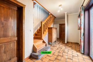 In een rustige en groene omgeving vindt u deze ruime villa uit 1977, gelegen op een perceel van net geen 10 are. De woning biedt een prachtig...