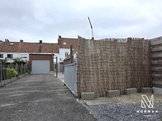 Centraal gelegen te renoveren woning te Kuurne met grote garage en uitweg achteraan het perceel.<br /><br />Deze woning heeft een aangename en lichtrijke leefruimte, die aansluit op de keuken. Achter de keuken bevindt zich de badkamer met bad, lavabo en toilet. Op het gelijkvloers vinden we verder nog een veranda, een afzonderlijk toilet, en een grote berging die perfect kan omgevormd worden tot wasplaats en die toegang geeft tot de zeer ruime garage. Het perceel is achteraan met de auto te bereiken via een garageweg. <br /><br />Op het eerste verdiep zijn er 3 slaapkamers. De zolder is te betreden via een vaste trap. Gezien de grootte en hoogte van de zolder bestaat de mogelijkheid om mits de nodige aanpassingswerken hier een bijkomende slaapkamer/hobbykamer te maken. <br /><br />Verder beschikt de woning over een groot terras, te bereiken via de veranda. <br /><br />PLUSPUNTEN:<br />+ centrale ligging<br />+ grote garage met aansluitende berging<br />+ toegang voor de wagen via garageweg achteraan het perceel<br />+ groot potentieel